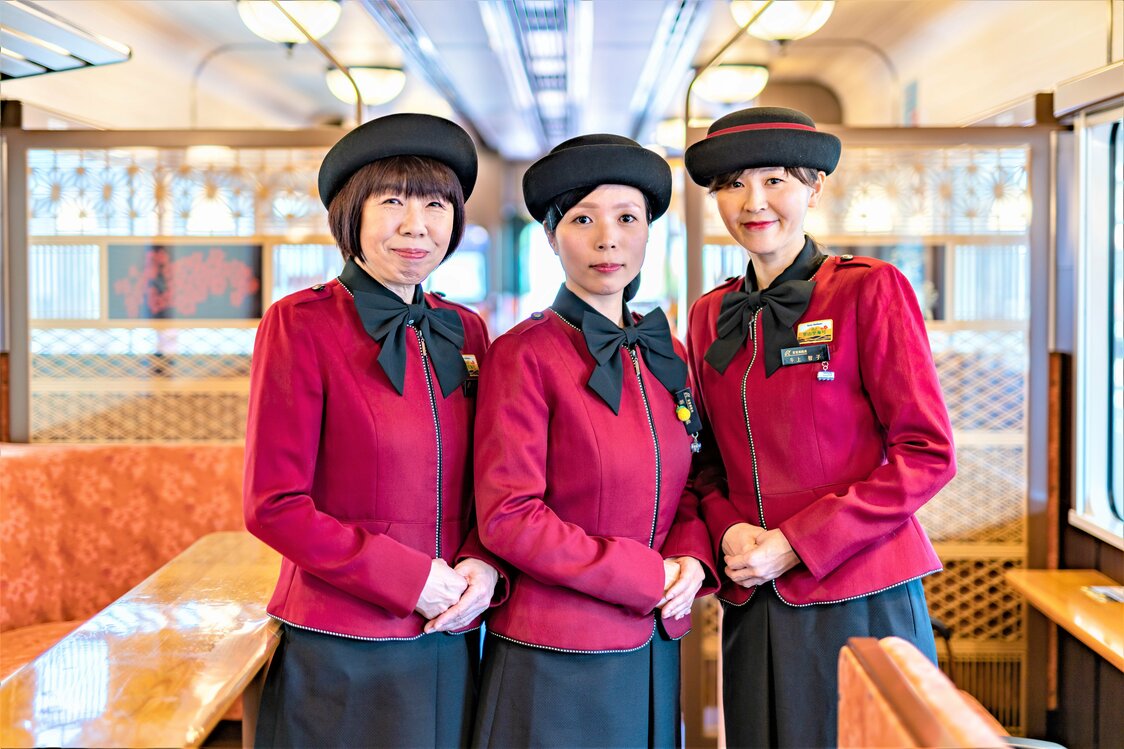Por el momento, a causa de la pandemia del coronavirus, el tren Noto Satoyama Satoumi-gō solo da servicio los sábados, domingos y días festivos. Sale de la estación de Nanao a las 8:55 a. m., 12:30 y 15:32 y de la estación de Anamizu a las 11 a. m., 14:15. Todos los asientos están numerados y se necesita hacer reserva (se puede tomar le tren el mismo día siempre y cuando haya lugares disponibles). El viaje de la estación de Nanao a la de Anamizu tiene un coste de 1.350 yenes para adultos. Para cualquier consulta, comuníquese al centro de reservaciones de tren turístico de Ferrocarril de Noto Tel: 0768-52-2300