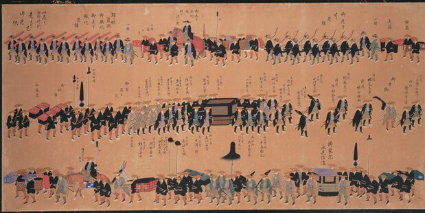 Como refiere su título, el cuadro representa el regreso al han de Tsuyama de su daimio, tras haber pasado el preceptivo periodo en Edo. Ese año las posesiones del ocupante del palanquín y séptimo daimio de Tsuyama, Matsudaira Naritaka, se doblaron, pasando de los 50.000 a los 100.000 koku, por lo que fue recibido en su tierra con todos los honores. (Colección del Museo Municipal de Tsuyama.)