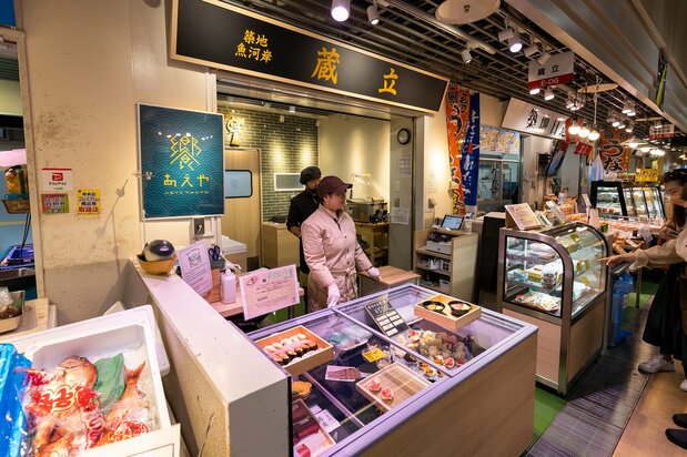 旧築地市場でマグロの競り人を務めたスタッフが、豊洲で買い付けている鮮魚店「あえや」