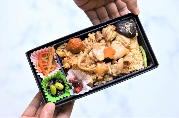 売り上げの5割を占める「鶏めし弁当」(14.5ユーロ、約1890円)。米はあきたこまち。鶏肉はEUの輸入規制により欧州産だが、日本で食べる鶏めしの味の80%は再現できているという。きんぴらごぼうもフランス人に人気とか。写真提供:花善