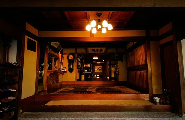 創業140年の重みを感じさせる玄関。