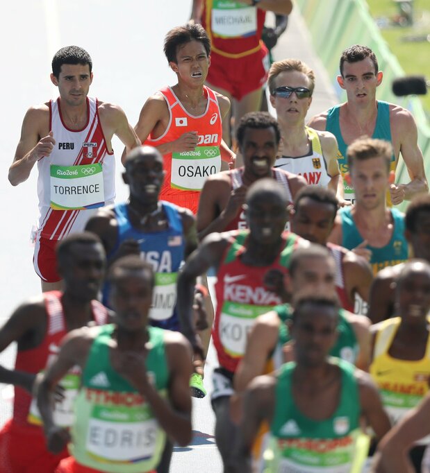 リオ五輪5000m予選で後れを取る大迫。この距離での世界の壁は高かった(2016年8月17日、ブラジル・リオデジャネイロ)時事