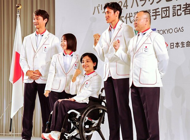 Deportistas japoneses posando en la ceremonia de la delegación paralímpica de París. De izquierda a derecha: el vicepresidente de la delegación Nakazawa Yoshihiro, la nadadora Nishida An, la presidenta de la delegación Taguchi Aki, el atleta Ishiyama Daiki y el vicepresidente de la delegación Ida Tomohiro. (Fotografía: Matsumoto Sōichi)