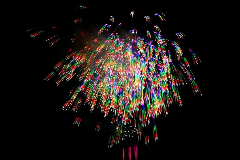 The brilliant colors change five times in this firework. Spectators are captivated by the variations.