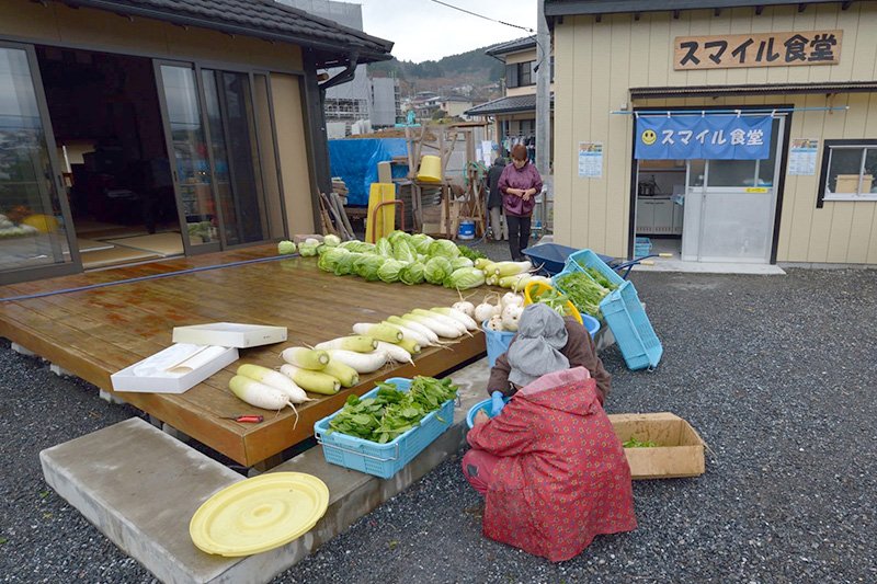 農園から収穫した野菜を朝市で販売する準備