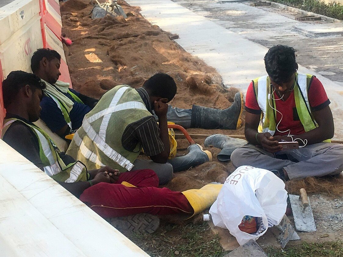シンガポールの建設現場で働くバングラデシュ人労働者ら　母国の家族に仕送りをしながら寮生活を送っている（筆者撮影）