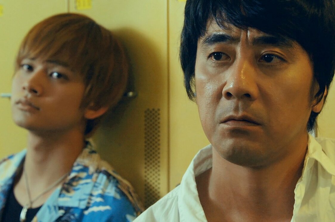 山崎まさよし演じるノビ師・真壁修一（右）と弟分の啓二（北村匠海）　©2019「影踏み」製作委員会