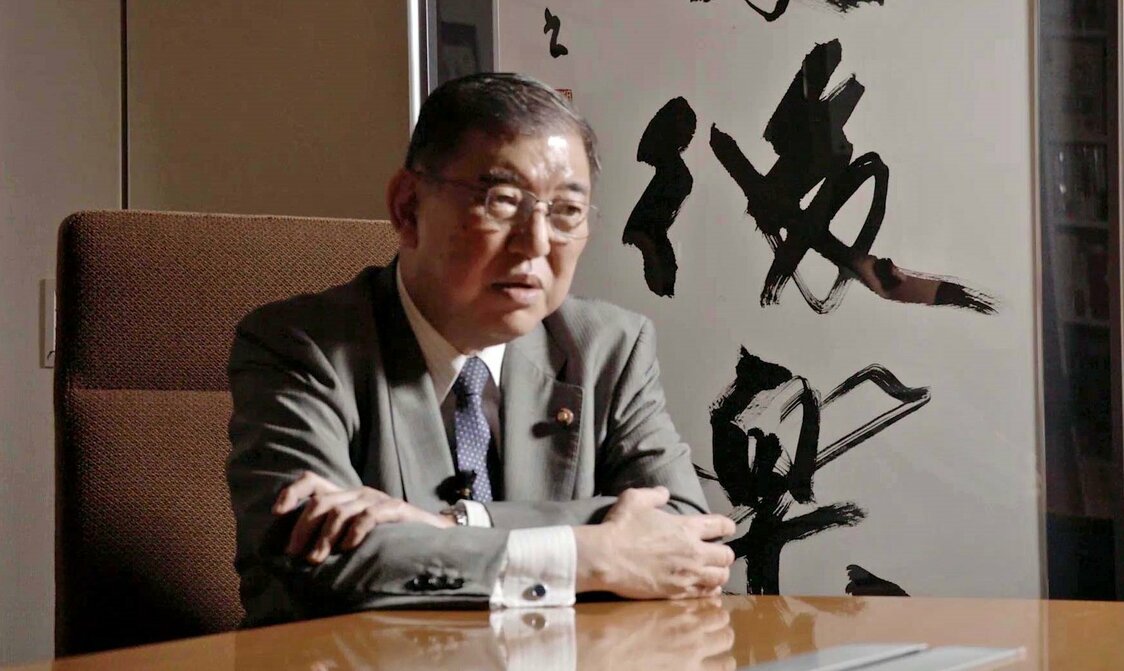 El representante Ishiba Shigeru comenta las respuestas del primer ministro Suga a la Dieta como “un espacio para hacer discursos, algo que no había visto en los 35 años que llevo en este mundillo”. ©2021 Comité de Producción de Pankēki wo dokumi suru