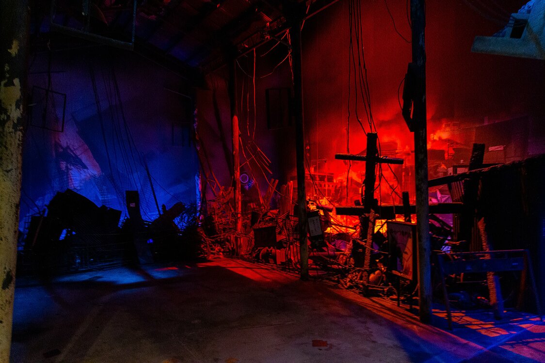 À côté du Théâtre du 17 janvier où le séisme est simulé par l’image et le son, un diaporama grandeur nature, reconstitution de la ville après le tremblement de terre.