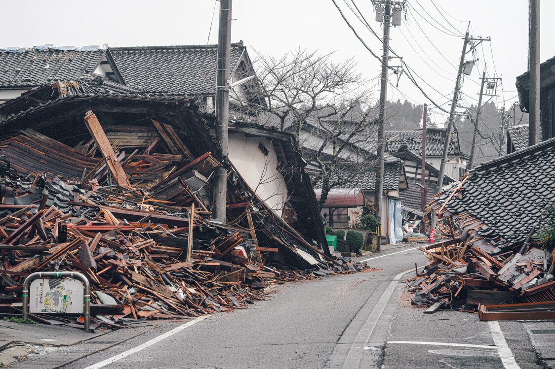 Le quartier de Shoin-machi a été gravement endommagé par le tremblement de terre. Des maisons effondrées bloquent la route. (Commune de Suzu, le 23 janvier 2024)