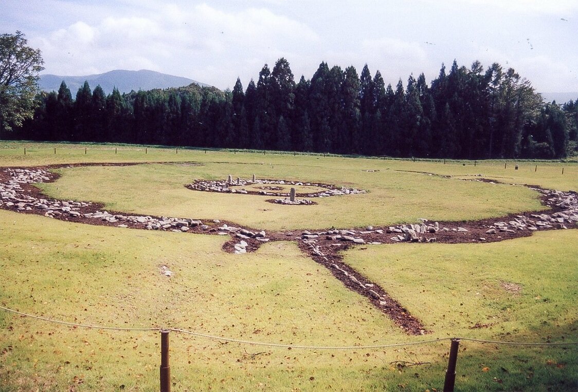 Círculo de piedras de Ōyunonakadō, en la ciudad de Kazuno (prefectura de Akita). (Fotografía cortesía de la Comisión Municipal de Educación de Kazuno)