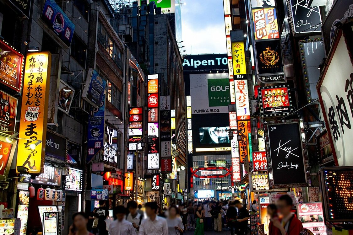 شارع إيشيبانغاي في كابوكيتشو، يونيو/حزيران عام 2025. (© Nippon.com)