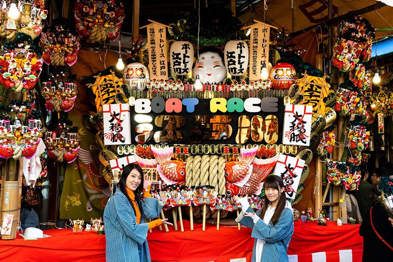 Este rastrillo muy lujoso es una obra impresionante creada por Yaotoshi, uno de los comercios de rastrillos más antiguos, por encargo de Boat Race Edogawa.