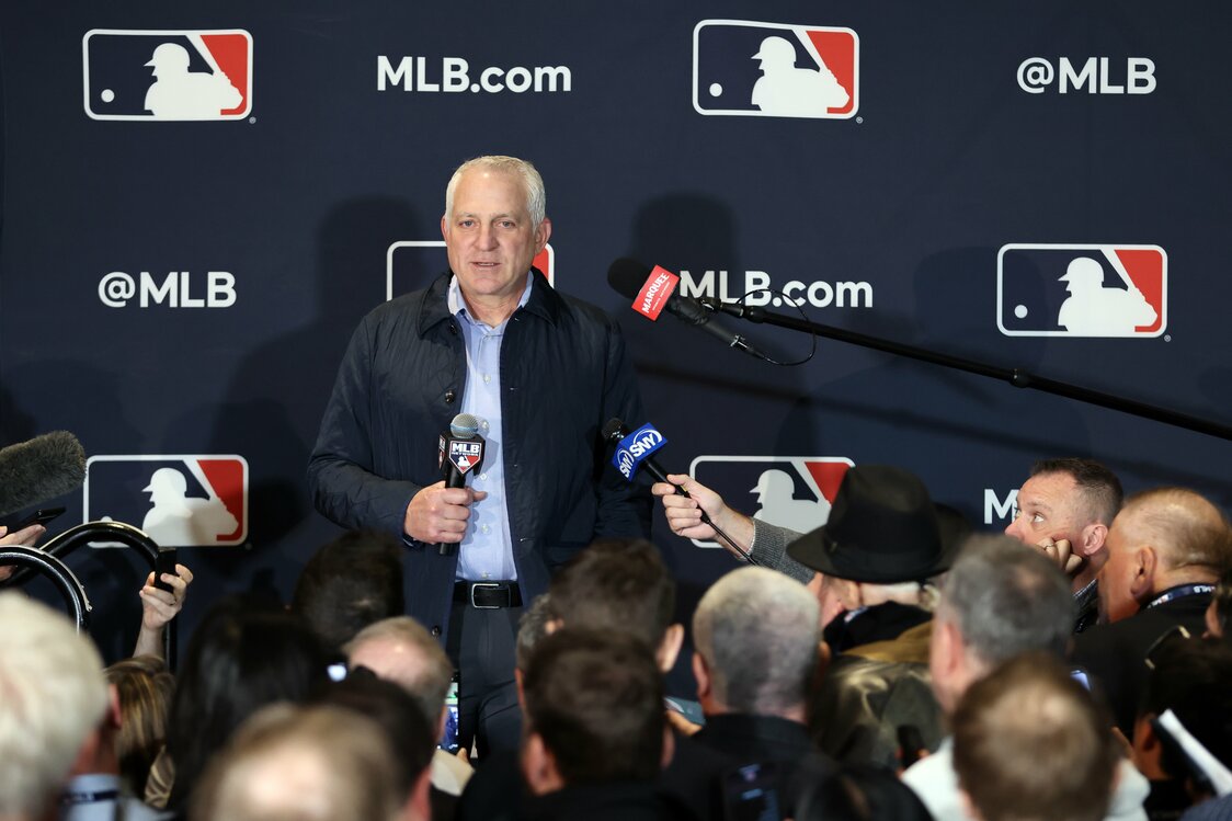 Baseball agent Joel Wolfe addresses sports journalists in Dallas, Texas, on December 10, 2024. (© Reuters)