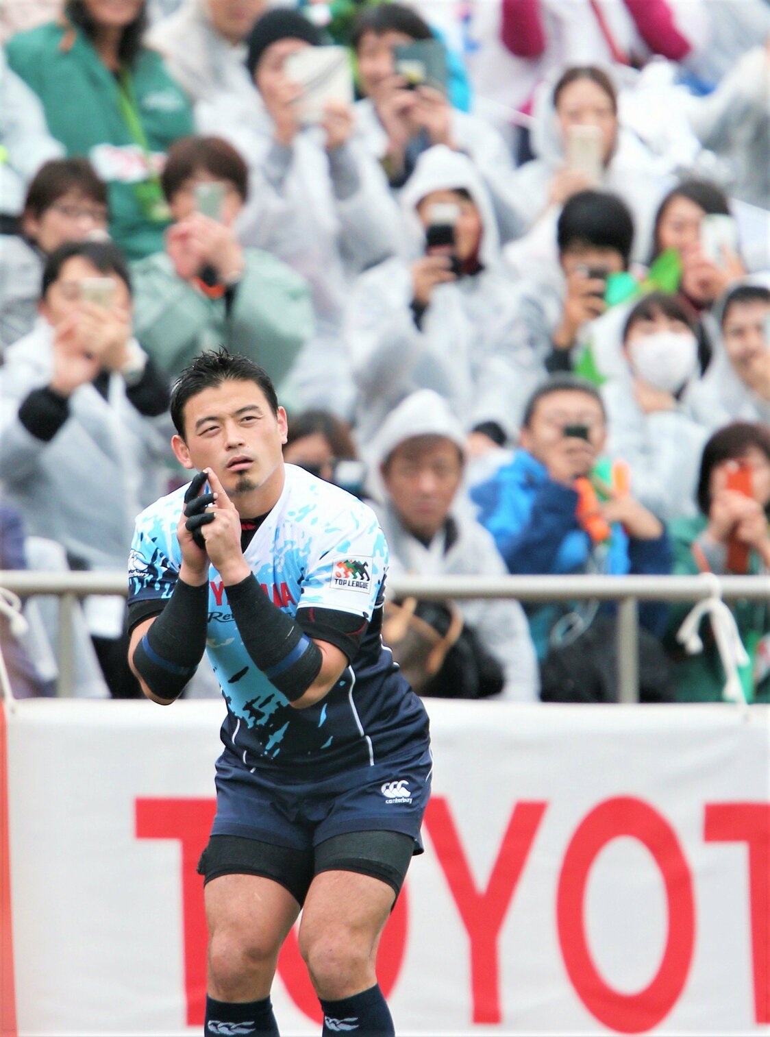 Gorōmaru Ayumu during his days playing for Yamaha (now the Shizuoka Blue Revs) strikes his trademark pose ahead of taking a kick. (© Jiji)