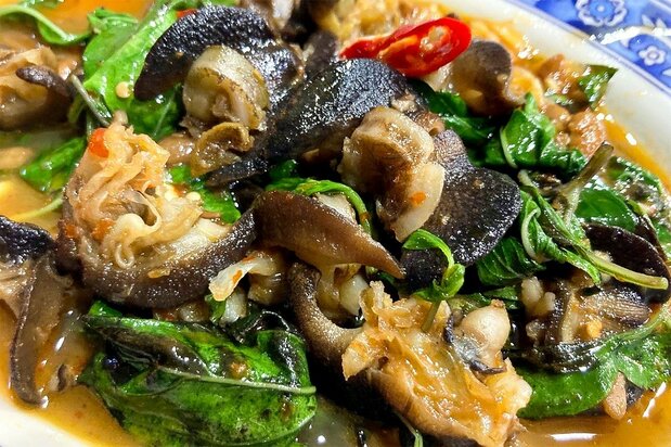 炒螺肉(アフリカマイマイ炒め)。ときには触角も見える。