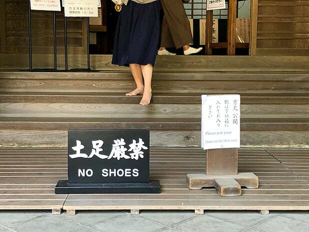 Para acceder al interior del templo Enkaku (Kamakura), hay que quitarse los zapatos, como en muchos otros templos y santuarios de Japón. © Nippon.com