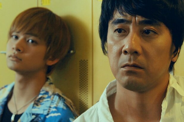 山崎まさよし演じるノビ師・真壁修一(右)と弟分の啓二(北村匠海) ©2019「影踏み」製作委員会