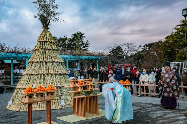 左義長(1月15日午前7時〜)。さいとの前に祭壇をしつらえ、儀式の後に焼納する 写真=原田寛