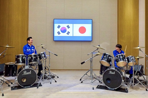 会談後にドラムセッションで親交を深めた（via REUTERS）