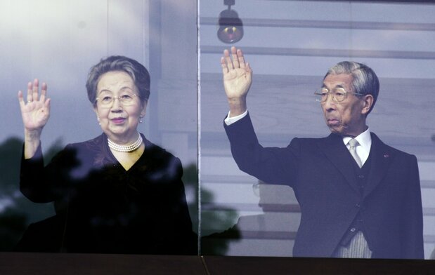 La princesse Yuriko et le prince Takahito sur le balcon du palais impérial de Tokyo saluent la foule à l'occasion de la nouvelle année, le 2 janvier 2002. (Jiji Press)