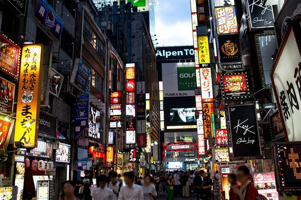 夜晚的歌舞伎町一番街（2025年6月，nippon.com日本网）