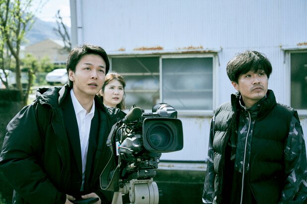 砂田(中村倫也、左)の取材に同行するカメラマンの不破(細川岳、右)は映画を引き締める重要なスパイスだ ©2024「missing」Film Partners