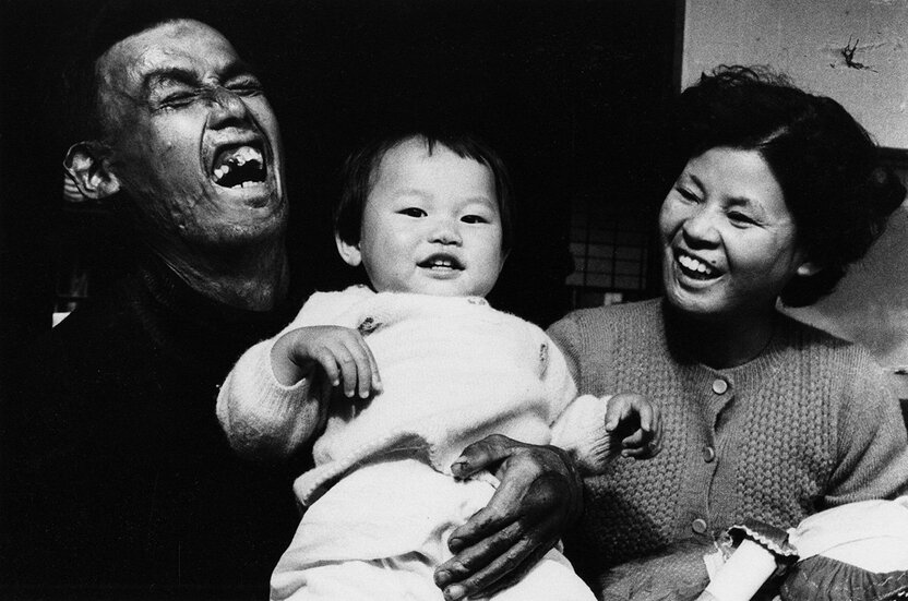 Un mariage entre deux rescapés de la bombe atomique, 1957. Photographie de Domon Ken tirée de Hiroshima, 1958