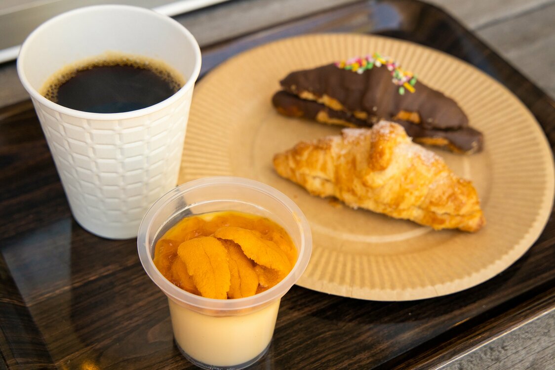 El flan excelso de erizo de Senriken en Tsukiji Uogashi. Algunos lo disfrutan como postre, acompañado con un café.