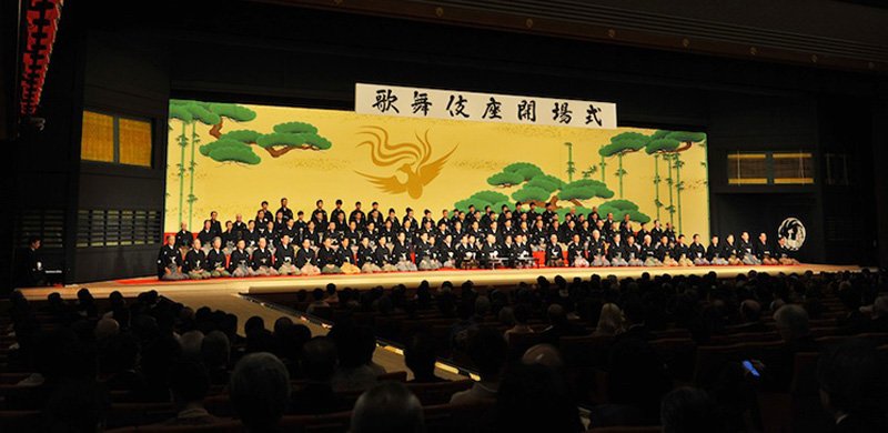 Les cadres supérieurs de Shôchiku et les acteurs de kabuki sur scène pendant la cérémonie d’ouverture. (Crédit photo : Shôchiku Co., Ltd.)