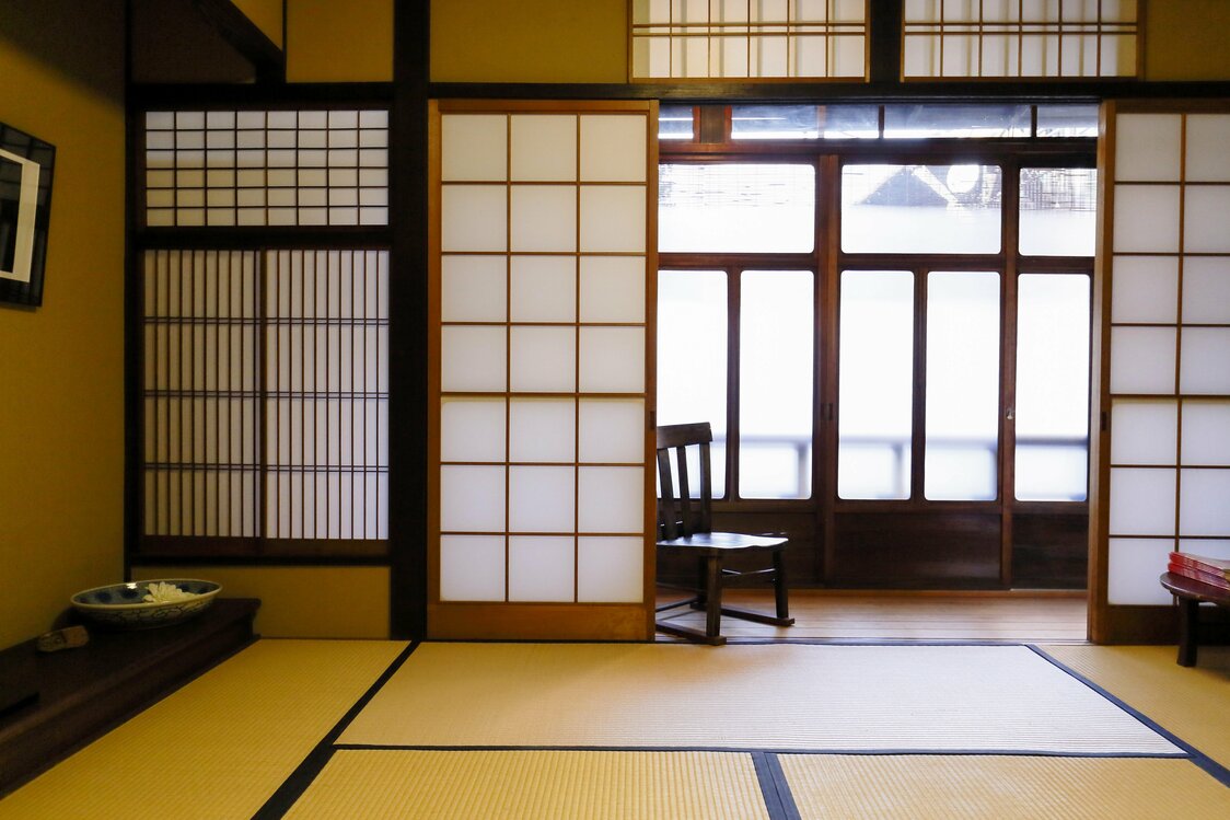 Derrière les portes coulissantes, l’engawa, une véranda japonaise : une méthode d’isolation naturelle