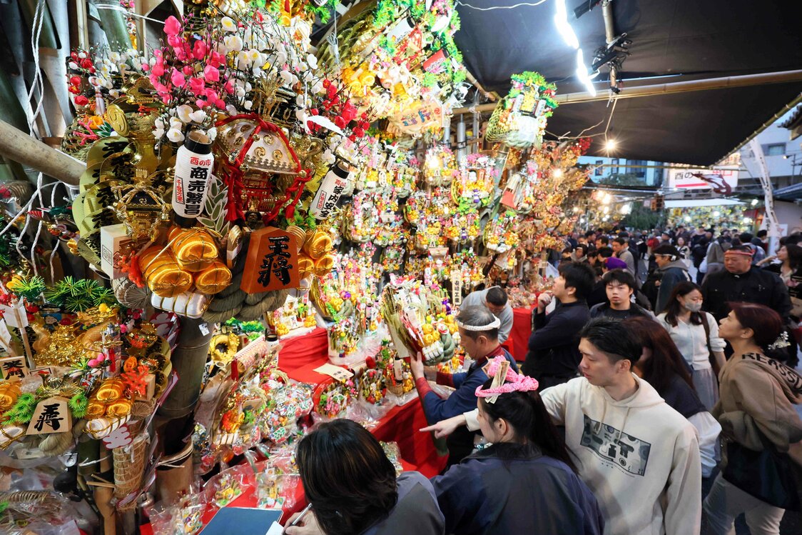 Les râteaux kumade en vente au marché Tori no Ichi (Jiji)