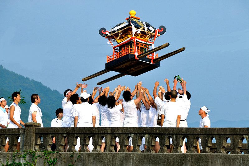 田頭御幸神祭の放り神輿（撮影＝森田宏昭）