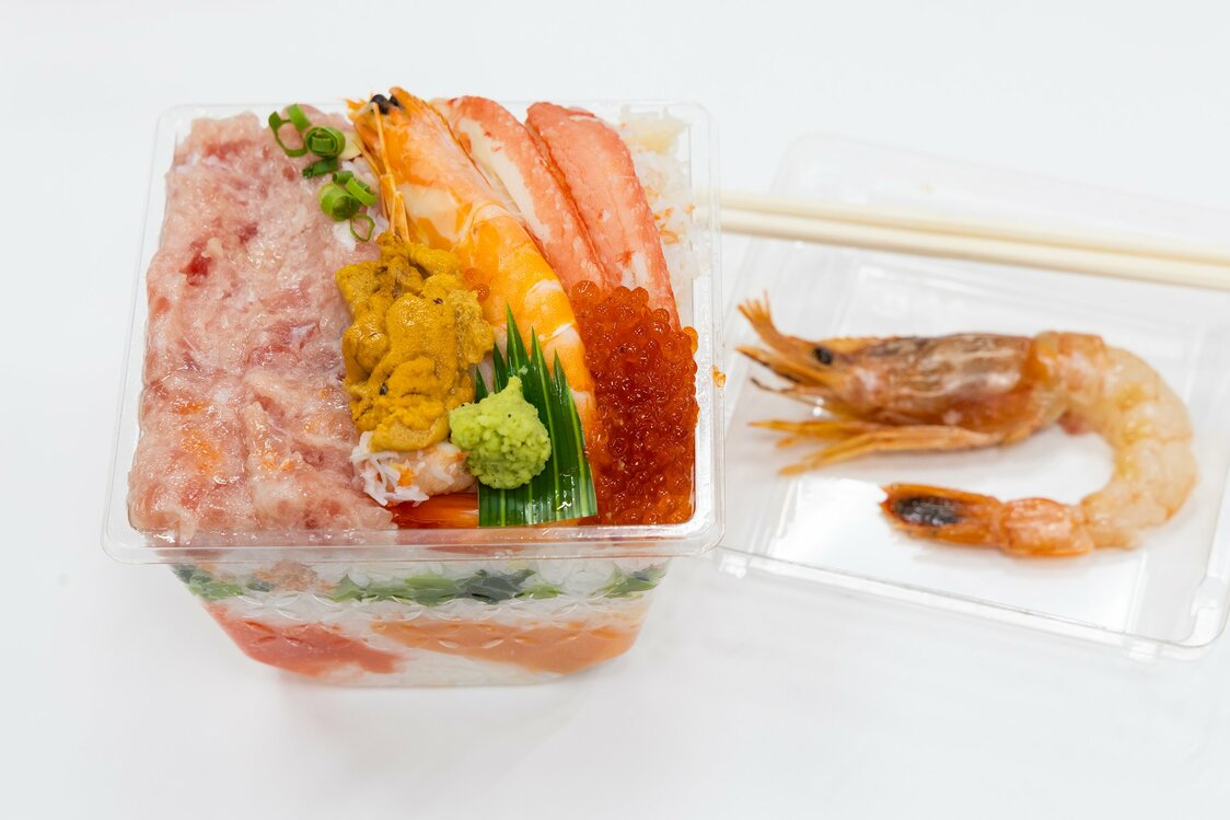 ネタをいったん避難させたり、しょうゆ皿にしたりと、ふたを有効活用するのがポイント