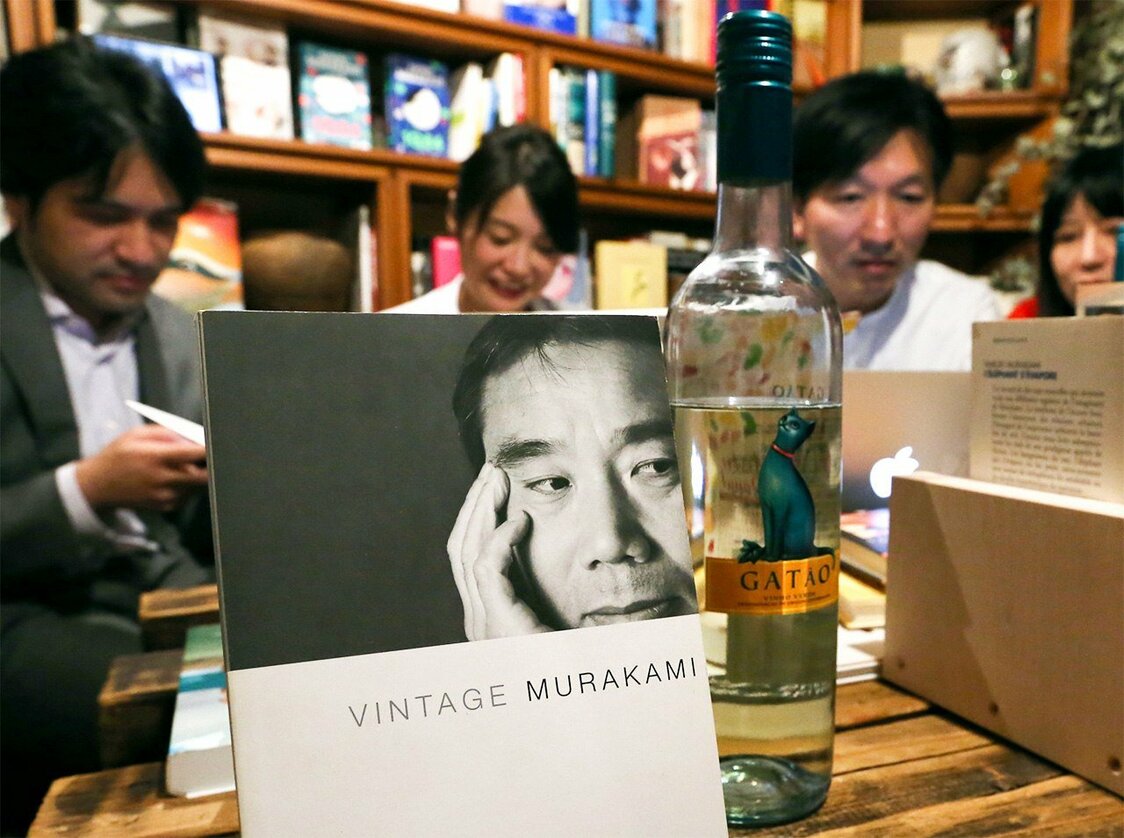有力候補の村上春樹さんがノーベル文学賞を逃し、残念がるファンたち（奥）＝2016年10月13日東京都杉並区（時事）
