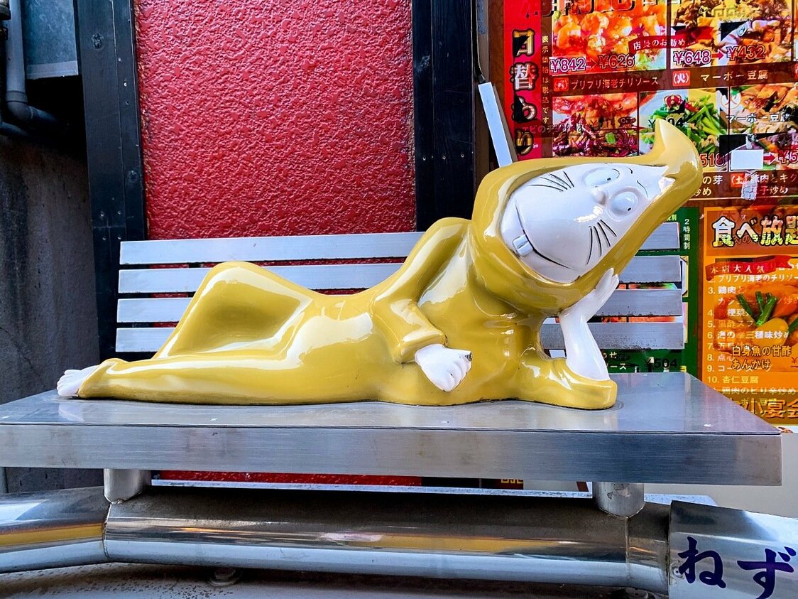 (الرجل الفأر) ممدداً على مقعد طويل