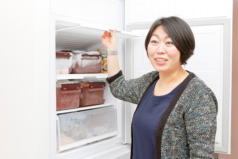 En la cocina hay dos neveras; una de ellas sirve para conservar el kimchi (fermentado de col china) que envía la familia de Hyun Jung desde Corea del Sur.