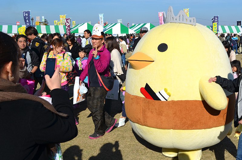 会場内をすばやく歩き回るバリィさん