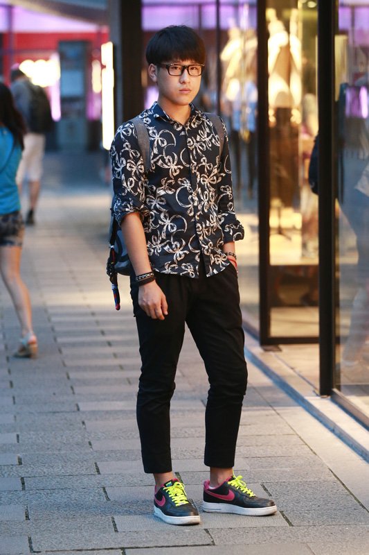 这个二十来岁的男青年,喜欢韩式服饰搭配