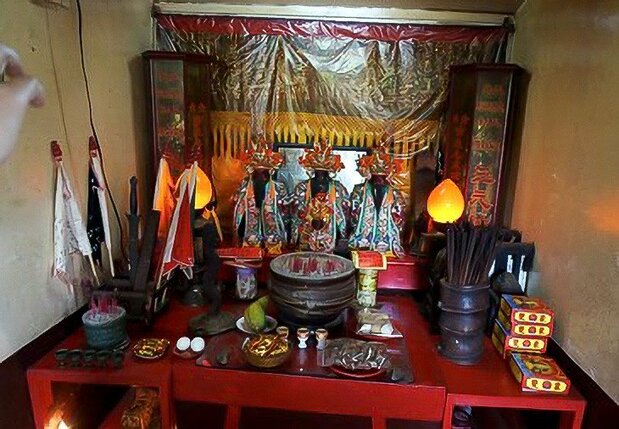 廟の内部。1915年蜂起の3人のリーダー余清芳、羅俊、江定が神となっている(筆者撮影)