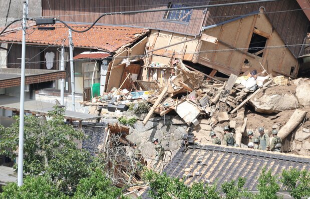 大雨によって土石流が発生し、流された住宅の現場付近を捜索する自衛隊員=7月11日午後、佐賀県唐津市(時事)