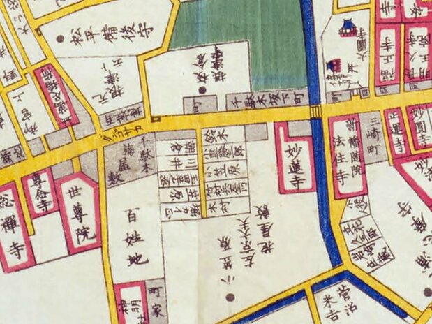 尾張屋板『江戸切絵図』「根岸谷中日暮里豊島図」(1856年、国会図書館蔵)より団子坂付近を切り抜いた。「花屋敷」は「千駄木梅屋敷」と記されている。橋の右上にある大圓寺内には、鳥居のマークとともに「カサモリイナリ」と書かれている