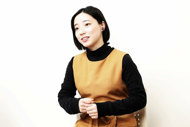 『漂流ポスト』主演の雪中梨世（ゆきなか・りせ）。1994年生まれ、福岡県出身。2013年、舞台「桜の森の満開の下」（原作：坂口安吾）にてヒロインに抜擢されデビュー。その後、少年社中「ネバーランド」や柿喰う客フェスティバル「サバンナの掟」など舞台を中心に活動。テレビドラマでは「家政夫のミタゾノ」や「越路吹雪物語」など話題作にも出演