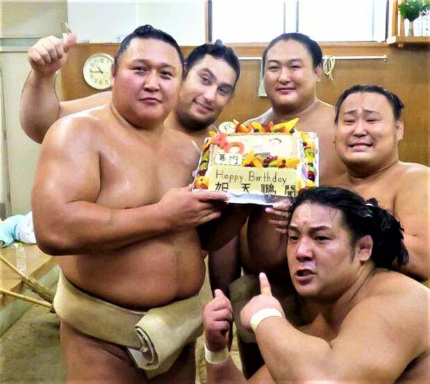 2014年9月13日、40歳の誕生日を迎え、弟弟子たちからケーキをプレゼントされる旭天鵬。「不惑」の幕内力士は60年ぶりのこと。優しく飾らない性格で皆から慕われた 共同