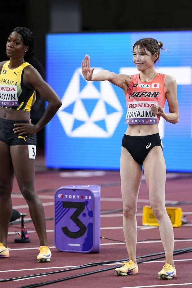 Nakajima Hitomi poses during the athlete introduction ahead of the semifinal. (© Kyōdō)