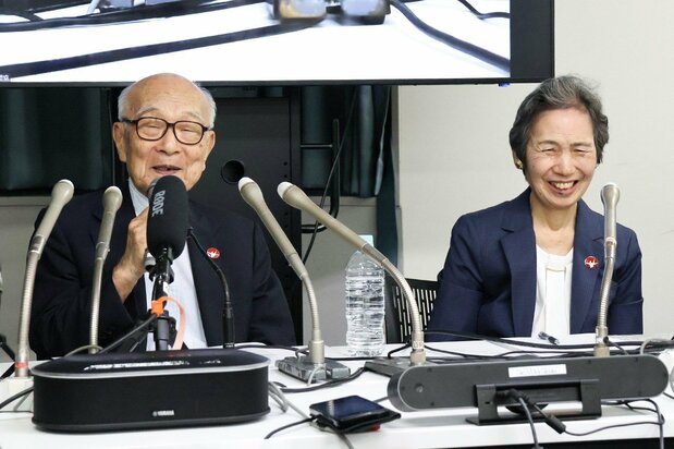 ノーベル平和賞受賞を喜ぶ日本被団協の田中照巳代表委員（左）と和田征子事務局次長（右）