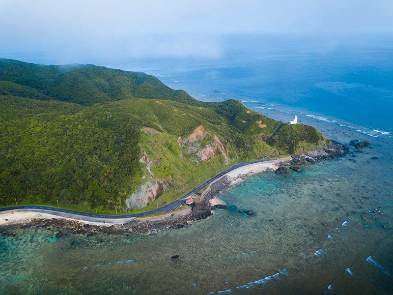 El faro de Kasarizaki, en el extremo septentrional de Amami Ōshima, ofrece unas increíbles vistas del océano.