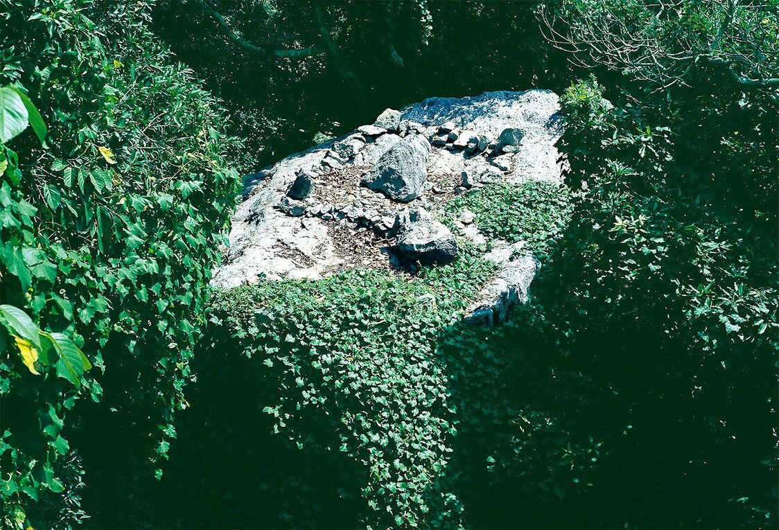 Site 21. Several offerings surrounded by smaller rocks were placed atop the large rock at the center. (Courtesy of Munakata Taisha)