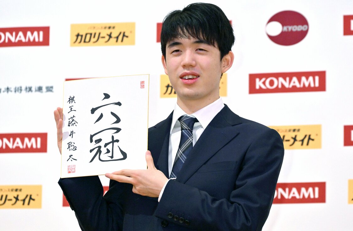 笑顔の藤井六冠（時事）