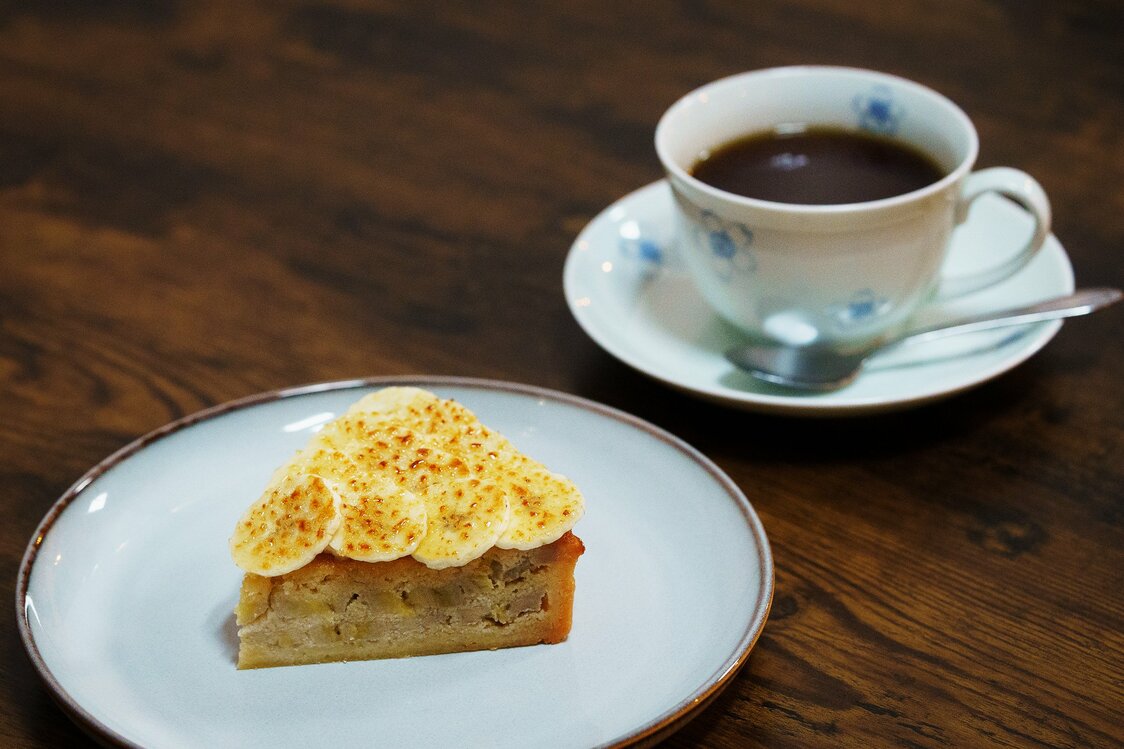 バナナのタルトとコーヒー。カップとソーサーは料亭時代から使い続ける特注品
